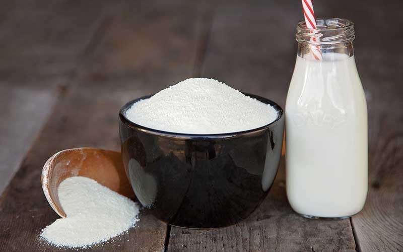 شیر خشکی که برای بزرگسالان ساخته می‌شود، حاوی پروتئین کازئین و آب پنیر می‌باشد
