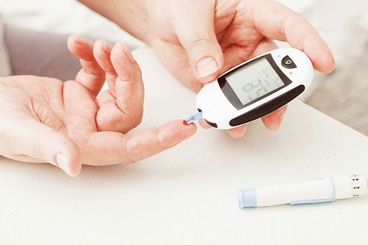 در صورت مشاهده چه علائمی در ارتباط با دیابت کتواسیدوز باید به پزشک مراجعه کرد و در این مورد دقت به چه مسائلی اهمیت دارد؟
