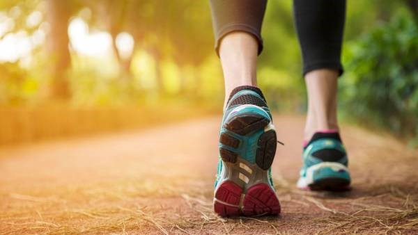 برخی از ورزش های ساده مانند روی آوردن به پیاده روی، دویدن آهسته و یا حتی برنامه های منظم یوگا: