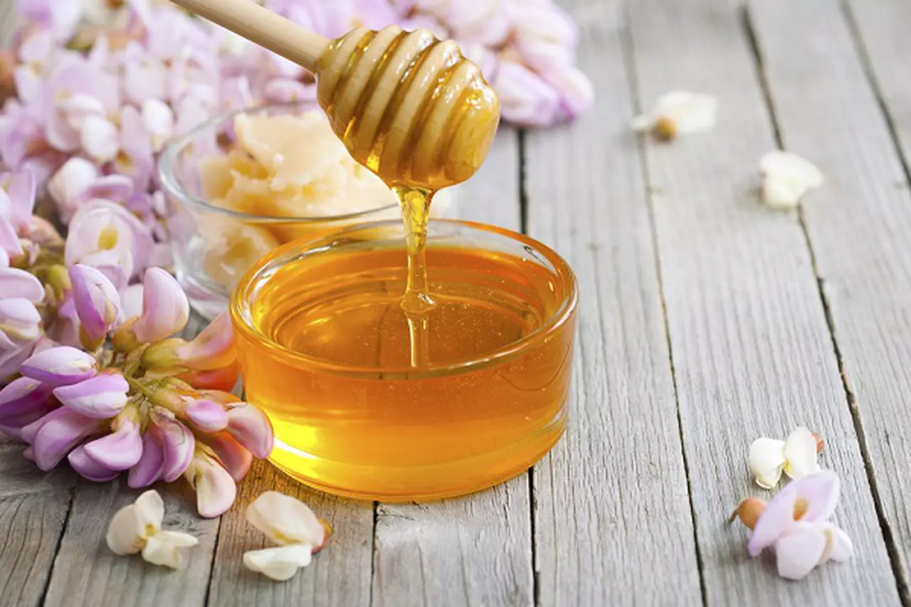 یکی دیگر از فواید مصرف عسل، تأثیرات آن روی زخم معده می‌باشد