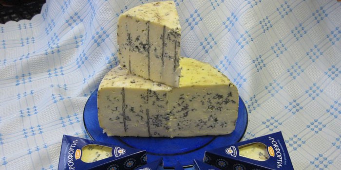 زرد آلو با پنیر آبی: